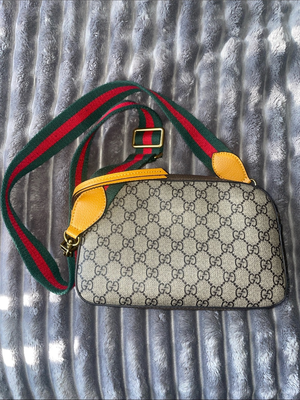 Beige GG Supreme Crossbody Bag with Green-Red Strap - Picture 4 of 4